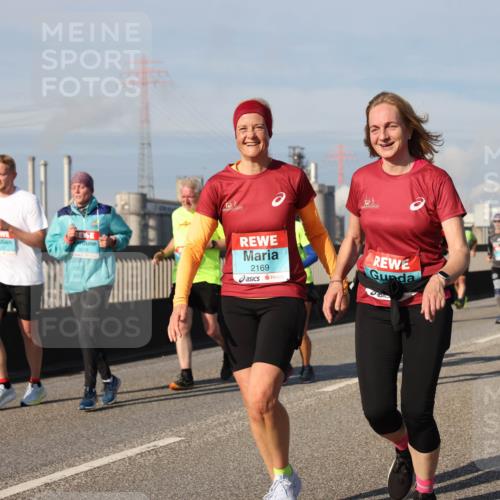 03.10.2025 - Köhlbrandbrückenlauf Lena Gebhardt http://msf.ph/oto/9079647 03.10.2025 10:03:29 Position 2 3519, 2169 meine-sportfotos.de