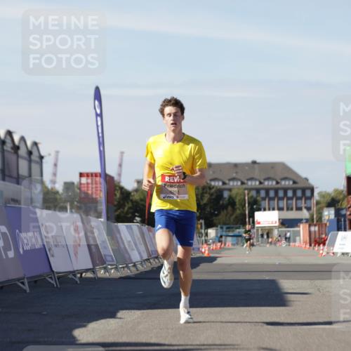 03.10.2025 - Köhlbrandbrückenlauf Jannik Wohlers http://msf.ph/oto/9079657 03.10.2025 12:49:49 Ziel 5687, 5688, 6253 meine-sportfotos.de
