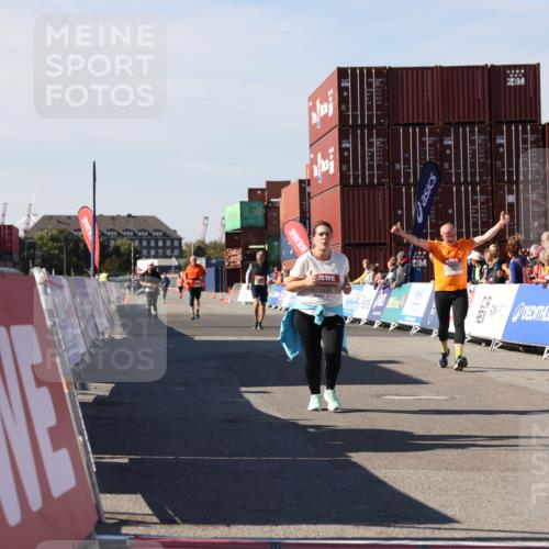03.10.2025 - Köhlbrandbrückenlauf Lena Gebhardt http://msf.ph/oto/9079658 03.10.2025 13:45:10 Ziel 5015, 6264, 6527, 6528 meine-sportfotos.de