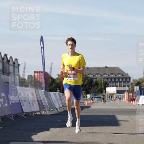03.10.2025 - Köhlbrandbrückenlauf Jannik Wohlers http://msf.ph/oto/9079671 03.10.2025 12:49:49 Ziel 5687, 5688, 6253 meine-sportfotos.de