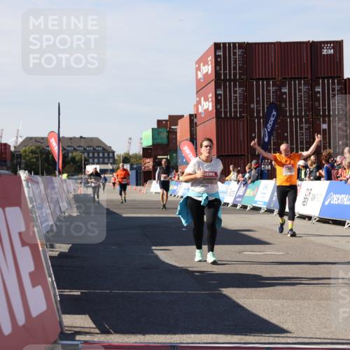 03.10.2025 - Köhlbrandbrückenlauf Lena Gebhardt http://msf.ph/oto/9079673 03.10.2025 13:45:10 Ziel 5015, 6264, 6527, 6528 meine-sportfotos.de