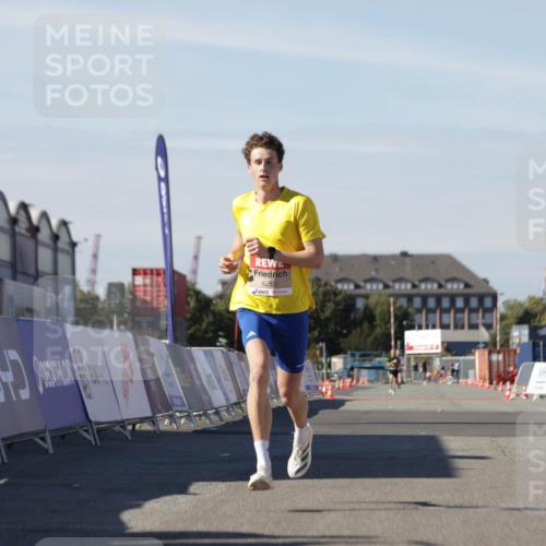 03.10.2025 - Köhlbrandbrückenlauf Jannik Wohlers http://msf.ph/oto/9079678 03.10.2025 12:49:49 Ziel 5687, 5688, 6253 meine-sportfotos.de