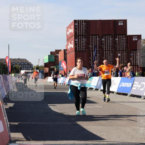 03.10.2025 - Köhlbrandbrückenlauf Lena Gebhardt http://msf.ph/oto/9079682 03.10.2025 13:45:11 Ziel 5015, 6264, 6527, 6528 meine-sportfotos.de