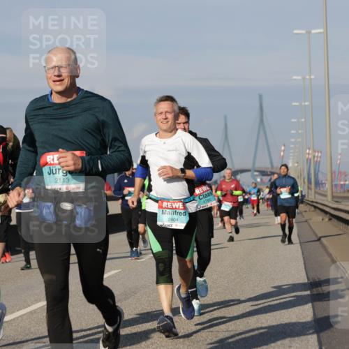 03.10.2025 - Köhlbrandbrückenlauf Jannik Wohlers http://msf.ph/oto/9079685 03.10.2025 10:01:36 Position 3 2413, 2113, 2404, 1760 meine-sportfotos.de