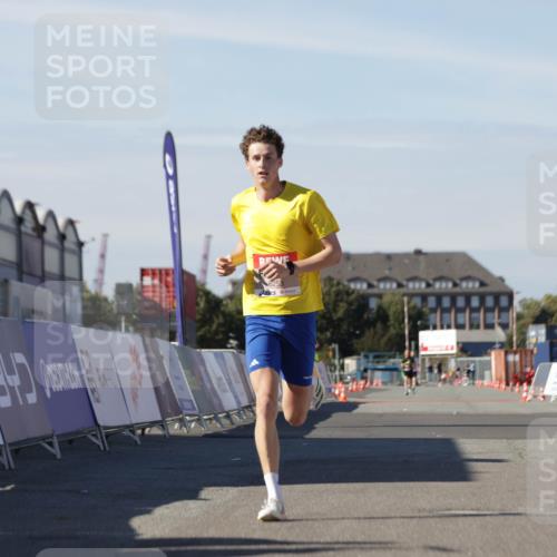 03.10.2025 - Köhlbrandbrückenlauf Jannik Wohlers http://msf.ph/oto/9079687 03.10.2025 12:49:49 Ziel 5687, 5688, 6253 meine-sportfotos.de