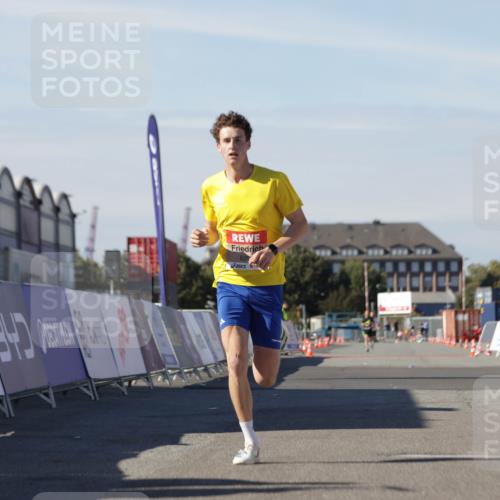 03.10.2025 - Köhlbrandbrückenlauf Jannik Wohlers http://msf.ph/oto/9079698 03.10.2025 12:49:49 Ziel 5687, 5688, 6253 meine-sportfotos.de