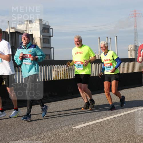 03.10.2025 - Köhlbrandbrückenlauf Lena Gebhardt http://msf.ph/oto/9079702 03.10.2025 10:03:31 Position 2 3520, 3519, 2739, 2742, 2049 meine-sportfotos.de