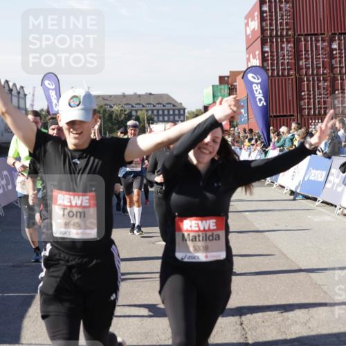 03.10.2025 - Köhlbrandbrückenlauf Jannik Wohlers http://msf.ph/oto/9079703 03.10.2025 13:17:44 Ziel 4410, 4645, 4679, 4829, 5168, 5339, 5685, 5731, 5732, 5906, 5909, 5917, 6331, 6388, 6485, 6704 meine-sportfotos.de