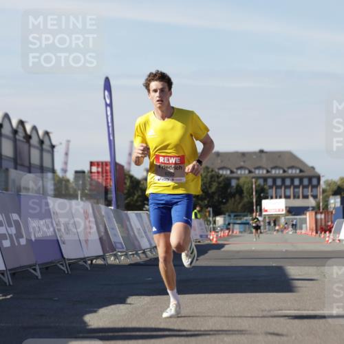 03.10.2025 - Köhlbrandbrückenlauf Jannik Wohlers http://msf.ph/oto/9079711 03.10.2025 12:49:49 Ziel 5687, 5688, 6253 meine-sportfotos.de