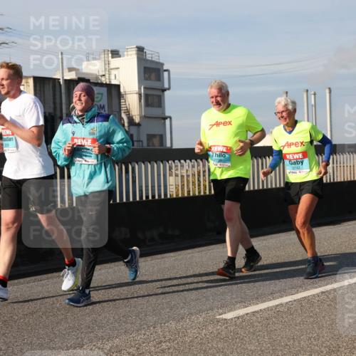 03.10.2025 - Köhlbrandbrückenlauf Lena Gebhardt http://msf.ph/oto/9079714 03.10.2025 10:03:31 Position 2 3520, 2739, 2742, 2049 meine-sportfotos.de