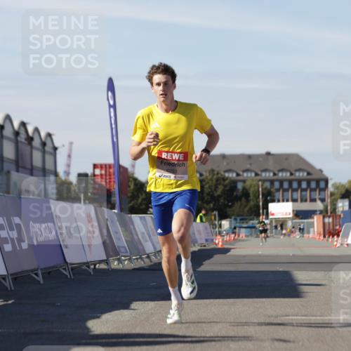 03.10.2025 - Köhlbrandbrückenlauf Jannik Wohlers http://msf.ph/oto/9079725 03.10.2025 12:49:49 Ziel 5687, 5688, 6253 meine-sportfotos.de