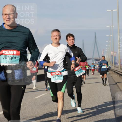 03.10.2025 - Köhlbrandbrückenlauf Jannik Wohlers http://msf.ph/oto/9079730 03.10.2025 10:01:36 Position 3 2413, 2113, 2404, 1760 meine-sportfotos.de
