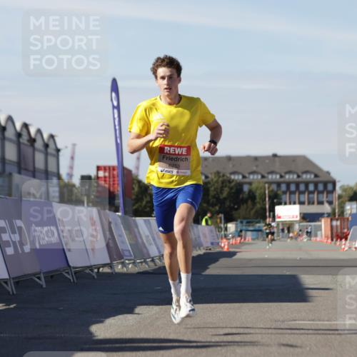 03.10.2025 - Köhlbrandbrückenlauf Jannik Wohlers http://msf.ph/oto/9079742 03.10.2025 12:49:49 Ziel 5687, 5688, 6253 meine-sportfotos.de