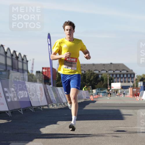 03.10.2025 - Köhlbrandbrückenlauf Jannik Wohlers http://msf.ph/oto/9079757 03.10.2025 12:49:49 Ziel 5687, 5688, 6253 meine-sportfotos.de