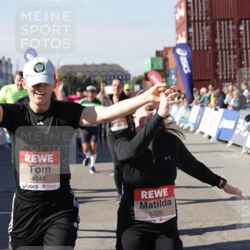 03.10.2025 - Köhlbrandbrückenlauf Jannik Wohlers http://msf.ph/oto/9079760 03.10.2025 13:17:44 Ziel 4410, 4645, 4679, 4829, 5168, 5339, 5685, 5731, 5732, 5906, 5909, 5917, 6331, 6388, 6485, 6704 meine-sportfotos.de