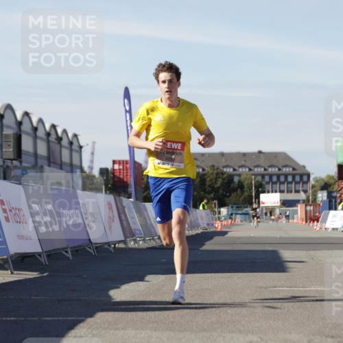 03.10.2025 - Köhlbrandbrückenlauf Jannik Wohlers http://msf.ph/oto/9079766 03.10.2025 12:49:49 Ziel 5687, 5688, 6253 meine-sportfotos.de