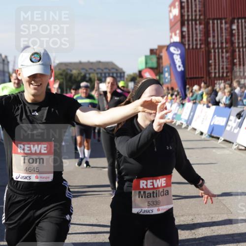 03.10.2025 - Köhlbrandbrückenlauf Jannik Wohlers http://msf.ph/oto/9079777 03.10.2025 13:17:44 Ziel 4410, 4645, 4679, 4829, 5168, 5339, 5685, 5731, 5732, 5906, 5909, 5917, 6331, 6388, 6485, 6704 meine-sportfotos.de