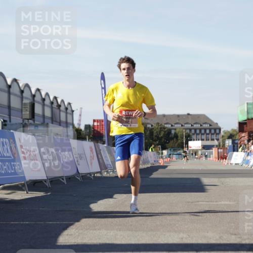 03.10.2025 - Köhlbrandbrückenlauf Jannik Wohlers http://msf.ph/oto/9079787 03.10.2025 12:49:49 Ziel 5687, 5688, 6253 meine-sportfotos.de