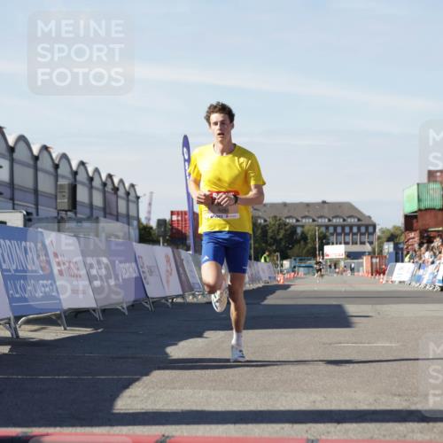03.10.2025 - Köhlbrandbrückenlauf Jannik Wohlers http://msf.ph/oto/9079807 03.10.2025 12:49:49 Ziel 5687, 5688, 6253 meine-sportfotos.de