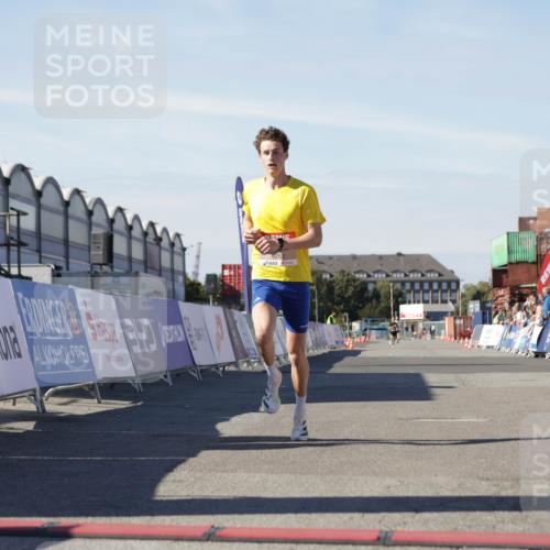 03.10.2025 - Köhlbrandbrückenlauf Jannik Wohlers http://msf.ph/oto/9079821 03.10.2025 12:49:50 Ziel 5687, 5688, 6253 meine-sportfotos.de