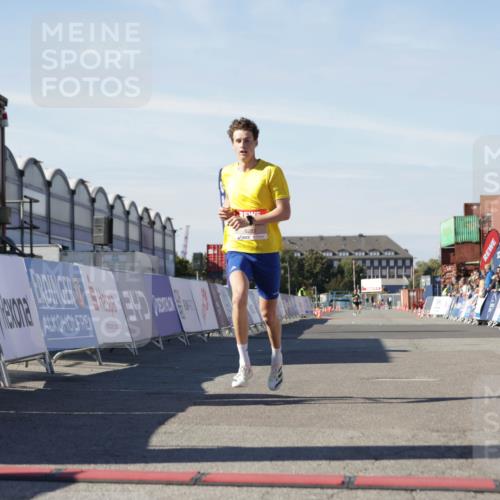 03.10.2025 - Köhlbrandbrückenlauf Jannik Wohlers http://msf.ph/oto/9079832 03.10.2025 12:49:50 Ziel 5687, 5688, 6253 meine-sportfotos.de
