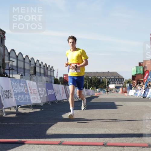03.10.2025 - Köhlbrandbrückenlauf Jannik Wohlers http://msf.ph/oto/9079849 03.10.2025 12:49:50 Ziel 5687, 5688, 6253 meine-sportfotos.de
