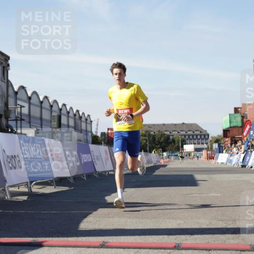 03.10.2025 - Köhlbrandbrückenlauf Jannik Wohlers http://msf.ph/oto/9079858 03.10.2025 12:49:50 Ziel 5687, 5688, 6253 meine-sportfotos.de