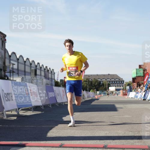 03.10.2025 - Köhlbrandbrückenlauf Jannik Wohlers http://msf.ph/oto/9079874 03.10.2025 12:49:50 Ziel 5687, 5688, 6253 meine-sportfotos.de