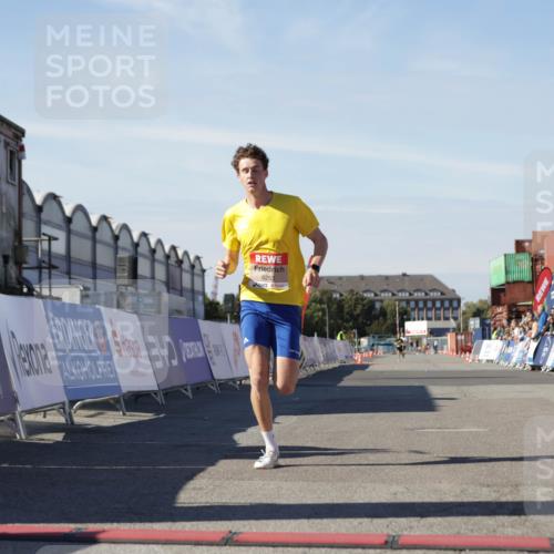 03.10.2025 - Köhlbrandbrückenlauf Jannik Wohlers http://msf.ph/oto/9079885 03.10.2025 12:49:50 Ziel 5687, 5688, 6253 meine-sportfotos.de