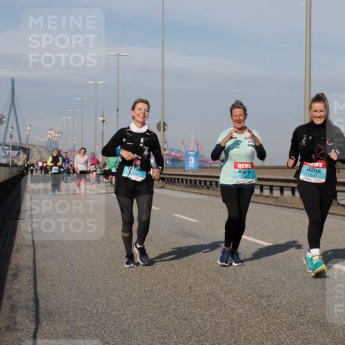 03.10.2025 - Köhlbrandbrückenlauf Fabian Wolf http://msf.ph/oto/9079903 03.10.2025 10:17:19 Position 3 928, 2927, 2926 meine-sportfotos.de