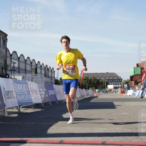 03.10.2025 - Köhlbrandbrückenlauf Jannik Wohlers http://msf.ph/oto/9079906 03.10.2025 12:49:50 Ziel 5687, 5688, 6253 meine-sportfotos.de