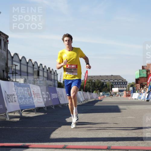 03.10.2025 - Köhlbrandbrückenlauf Jannik Wohlers http://msf.ph/oto/9079919 03.10.2025 12:49:50 Ziel 5687, 5688, 6253 meine-sportfotos.de