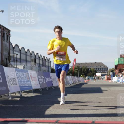 03.10.2025 - Köhlbrandbrückenlauf Jannik Wohlers http://msf.ph/oto/9079932 03.10.2025 12:49:50 Ziel 5687, 5688, 6253 meine-sportfotos.de