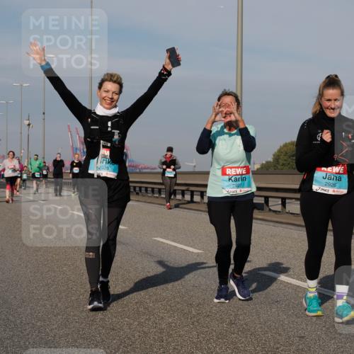 03.10.2025 - Köhlbrandbrückenlauf Fabian Wolf http://msf.ph/oto/9079938 03.10.2025 10:17:20 Position 3 2928, 2927, 2926 meine-sportfotos.de