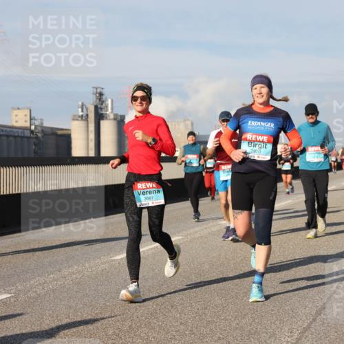 03.10.2025 - Köhlbrandbrückenlauf Lena Gebhardt http://msf.ph/oto/9079942 03.10.2025 10:03:36 Position 2 1734, 3597, 2970, 19 meine-sportfotos.de