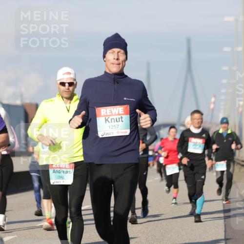 03.10.2025 - Köhlbrandbrückenlauf Jannik Wohlers http://msf.ph/oto/9079946 03.10.2025 09:53:44 Position 3 990, 2942, 1257 meine-sportfotos.de