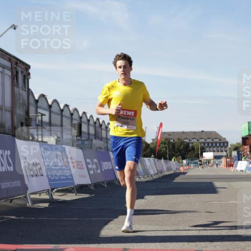 03.10.2025 - Köhlbrandbrückenlauf Jannik Wohlers http://msf.ph/oto/9079949 03.10.2025 12:49:50 Ziel 5687, 5688, 6253 meine-sportfotos.de