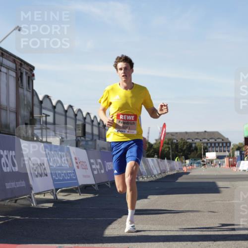 03.10.2025 - Köhlbrandbrückenlauf Jannik Wohlers http://msf.ph/oto/9079963 03.10.2025 12:49:50 Ziel 5687, 5688, 6253 meine-sportfotos.de