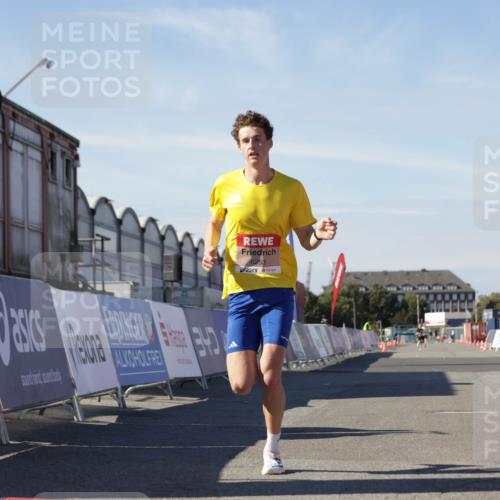 03.10.2025 - Köhlbrandbrückenlauf Jannik Wohlers http://msf.ph/oto/9079978 03.10.2025 12:49:50 Ziel 5687, 5688, 6253 meine-sportfotos.de