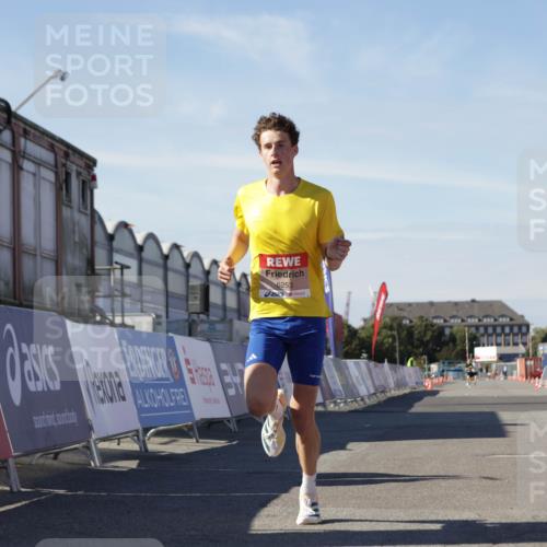 03.10.2025 - Köhlbrandbrückenlauf Jannik Wohlers http://msf.ph/oto/9079991 03.10.2025 12:49:50 Ziel 5687, 5688, 6253 meine-sportfotos.de