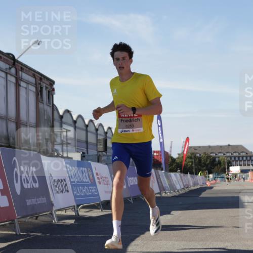 03.10.2025 - Köhlbrandbrückenlauf Jannik Wohlers http://msf.ph/oto/9080008 03.10.2025 12:49:50 Ziel 5687, 5688, 6253 meine-sportfotos.de
