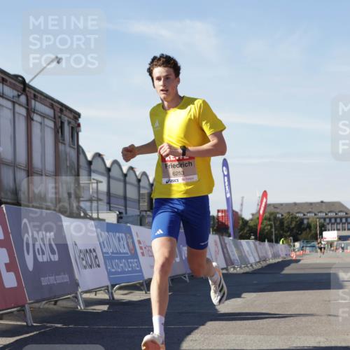 03.10.2025 - Köhlbrandbrückenlauf Jannik Wohlers http://msf.ph/oto/9080024 03.10.2025 12:49:50 Ziel 5687, 5688, 6253 meine-sportfotos.de