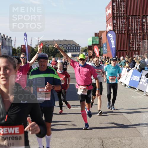 03.10.2025 - Köhlbrandbrückenlauf Jannik Wohlers http://msf.ph/oto/9080030 03.10.2025 13:17:47 Ziel 4410, 4645, 4679, 4829, 5168, 5339, 5685, 5731, 5732, 5917, 6331, 6388, 6485, 6704 meine-sportfotos.de