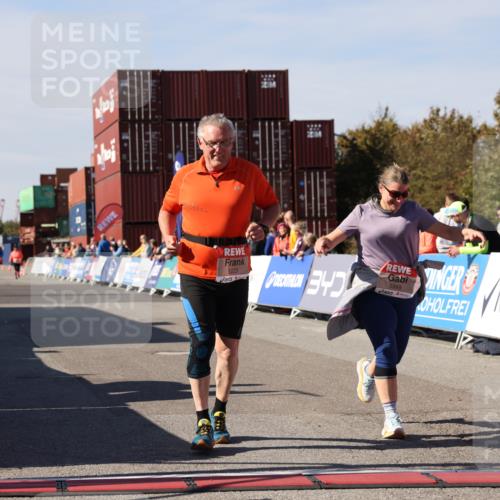 03.10.2025 - Köhlbrandbrückenlauf Lena Gebhardt http://msf.ph/oto/9080080 03.10.2025 13:45:29 Ziel 5223, 5600, 5999, 6695 meine-sportfotos.de