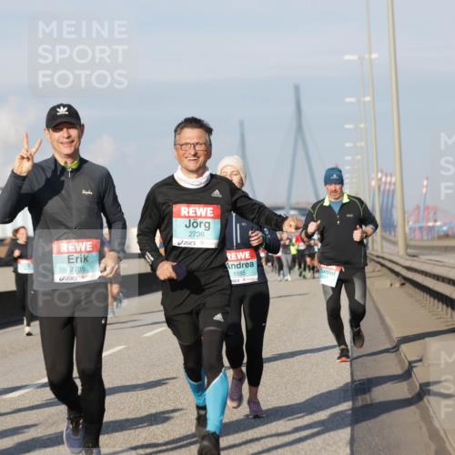 03.10.2025 - Köhlbrandbrückenlauf Jannik Wohlers http://msf.ph/oto/9080109 03.10.2025 09:53:48 Position 3 2736, 3641, 2735, 1555, 4 meine-sportfotos.de