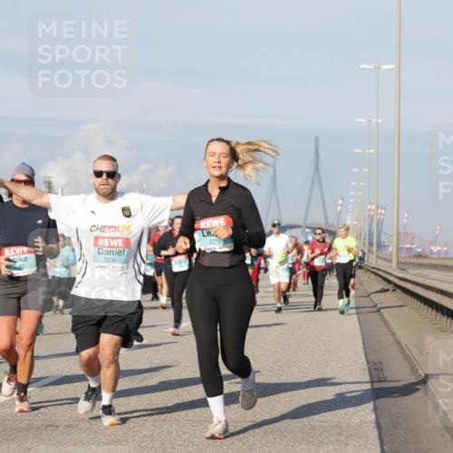 03.10.2025 - Köhlbrandbrückenlauf Jannik Wohlers http://msf.ph/oto/9080131 03.10.2025 10:01:49 Position 3 1803, 24, 2270, 2836 meine-sportfotos.de