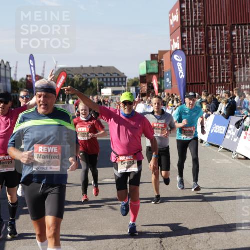 03.10.2025 - Köhlbrandbrückenlauf Jannik Wohlers http://msf.ph/oto/9080181 03.10.2025 13:17:47 Ziel 4410, 4645, 4679, 4829, 5168, 5339, 5685, 5731, 5732, 5917, 6331, 6388, 6485, 6704 meine-sportfotos.de