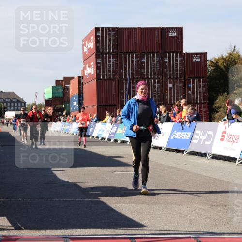 03.10.2025 - Köhlbrandbrückenlauf Lena Gebhardt http://msf.ph/oto/9080241 03.10.2025 13:45:43 Ziel 5184 meine-sportfotos.de