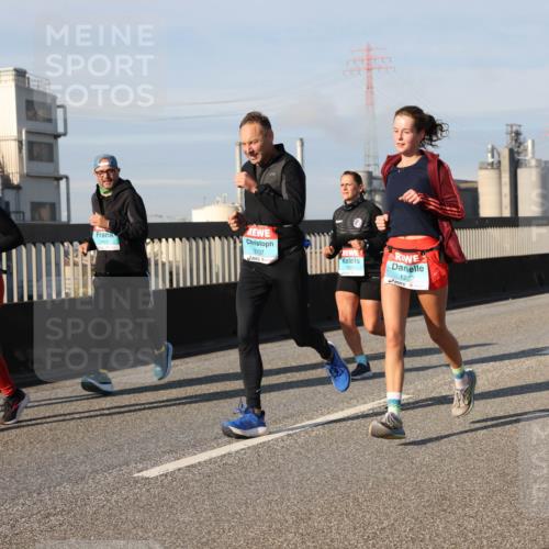03.10.2025 - Köhlbrandbrückenlauf Lena Gebhardt http://msf.ph/oto/9080248 03.10.2025 10:03:44 Position 2 983, 3455, 2137, 1937, 1252 meine-sportfotos.de