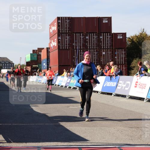 03.10.2025 - Köhlbrandbrückenlauf Lena Gebhardt http://msf.ph/oto/9080251 03.10.2025 13:45:43 Ziel 5184 meine-sportfotos.de